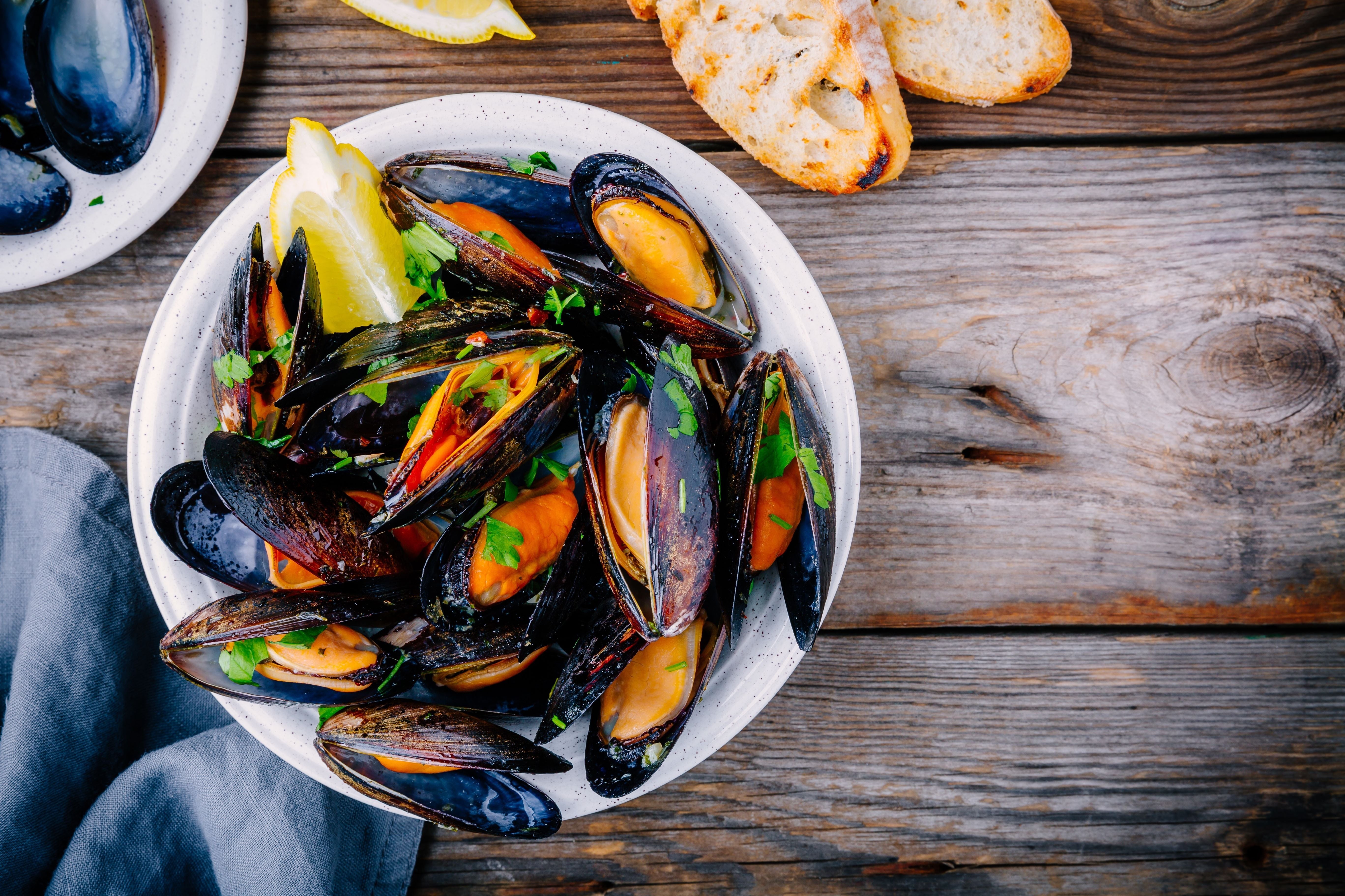 Mussels being served